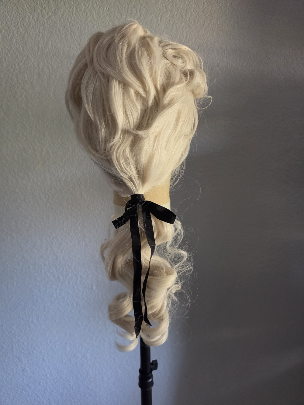 Mens Judge Colonial Wig with Glasses Long Blonde Powdered Wavy Wig Costume - Picture 11 of 13